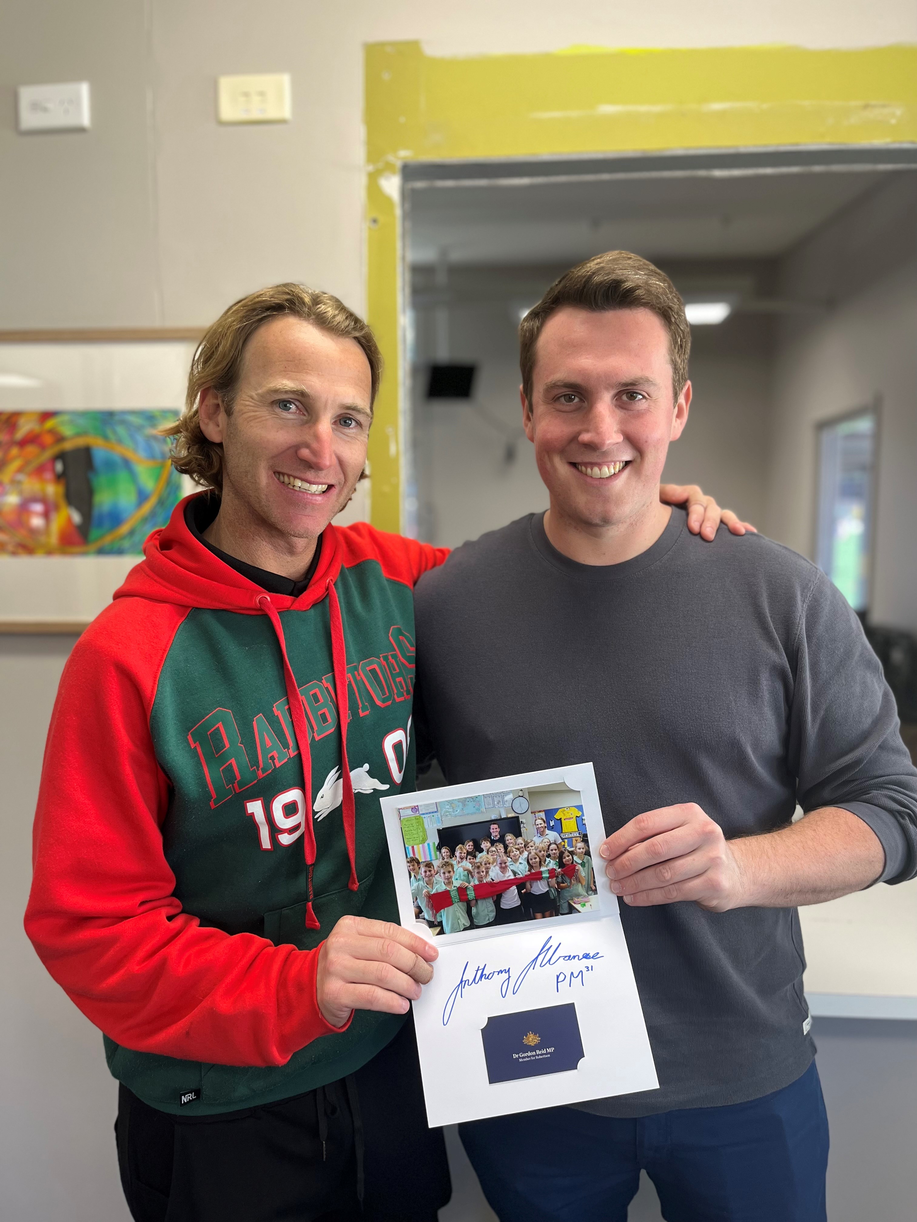 DR REID PRESENTS PRETTY BEACH PUBLIC SCHOOL WITH SIGNED PHOTOGRAPH BY THE PM Main Image